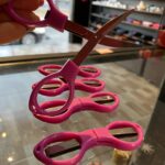 tesoura dobrável rosa de platico